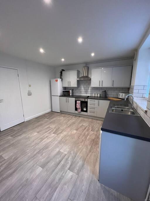 Bridge Place - Spacious Home With Plenty Of Beds! Мертир-Тидвилл Экстерьер фото